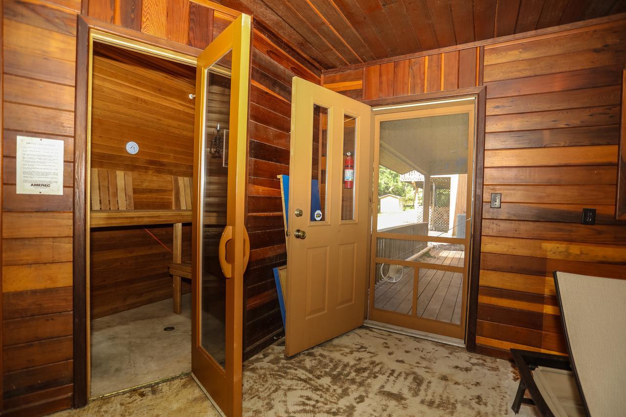 The Lodge At Beaver Lake Bed And Breakfast Роджърс Екстериор снимка